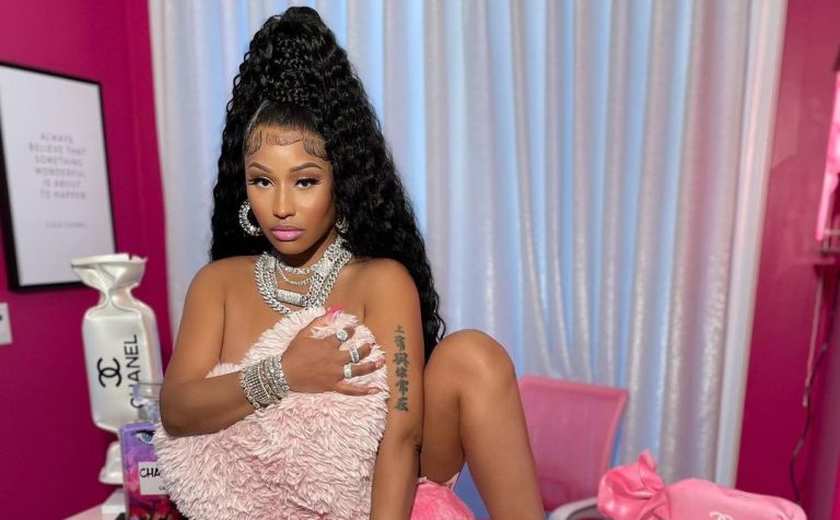 Νίκι Μινάζ: Γυμνή μόνο με Crocs – Η ανάρτηση που έριξε τον ιστότοπο της εταιρίας παπουτσιών