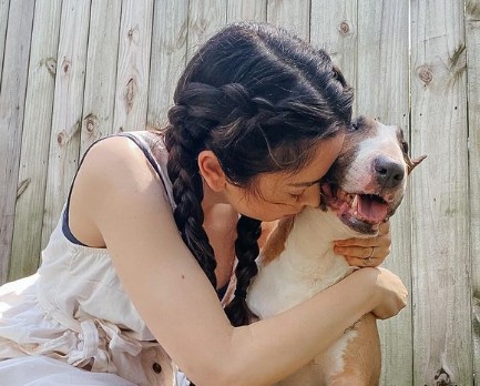 Youtuber έκανε ευθανασία στον σκύλο της επειδή ήταν επιθετικός – Κύμα οργής για την απόφαση