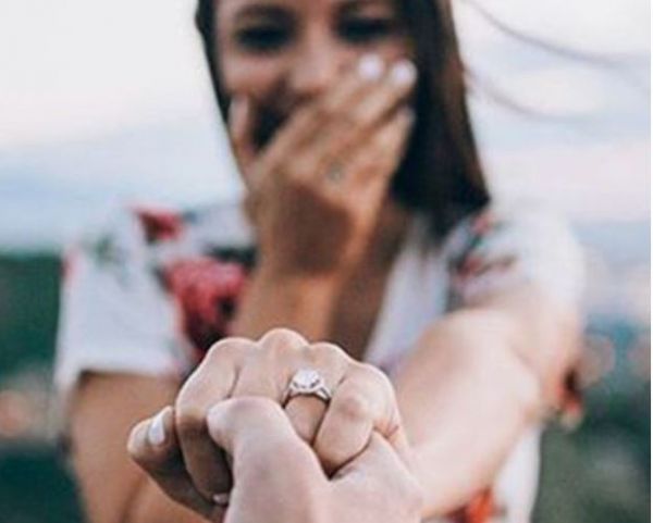 Ρολόγια αρραβώνων: Η νέα μεγάλη τάση για τα ζευγάρια του σήμερα