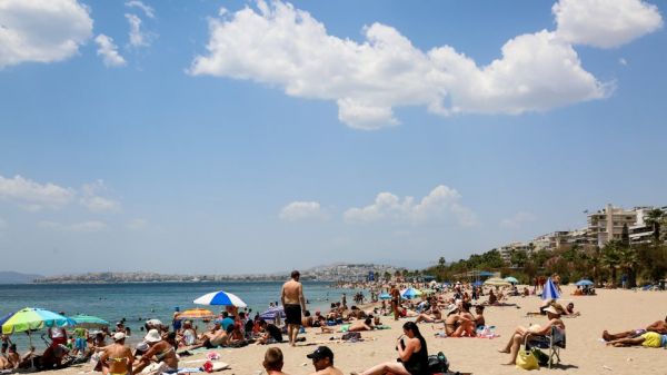 Άρση lockdown: Γέμισαν κόσμο οι παραλίες σε Αθήνα-Θεσσαλονίκη