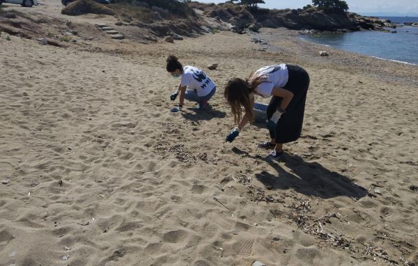 «Υιοθέτησε μια παραλία» με τη βοήθεια των Onirama – Αποκαλυπτικά στοιχεία για τα πλαστικά στη Μεσόγειο
