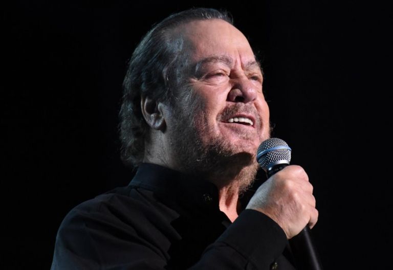 Γιάννης Πάριος: «Ντρέπομαι, δεν ξέρω αν αξίζω δρόμο με τ’ όνομά μου»- Η εξομολόγηση στον γιο του