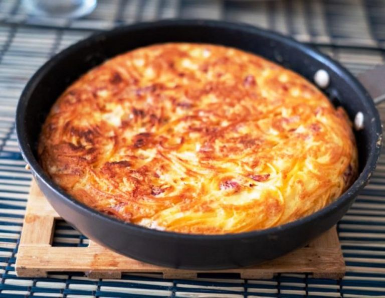 Λαχταριστή φριτάτα με τυριά και ζυμαρικά