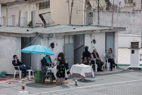 Πάσχα με σούβλες σε αυλές, ταράτσες, πεζοδρόμια αλλά και αρνί… delivery