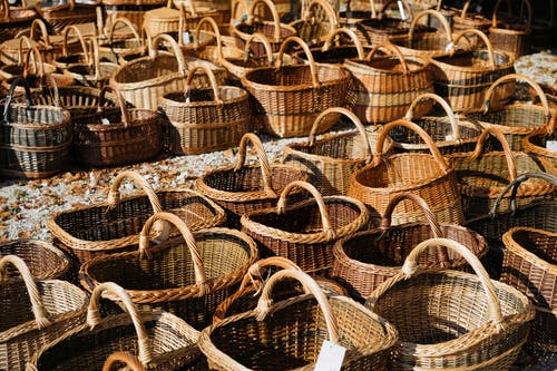 Καλάθια στο σπίτι για ξέγνοιαστη, μποέμ ατμόσφαιρα