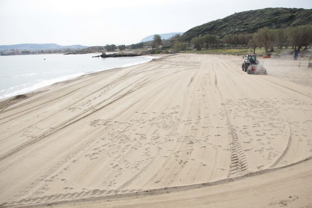 Στα Χανιά φροντίζουν και καθαρίζουν τις παραλίες ενόψει της καλοκαιρινής περιόδου