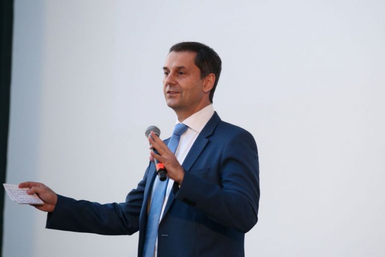 Θεοχάρης: Το BBC στρίμωξε τον υπουργό για το σχέδιο περί τουρισμού
