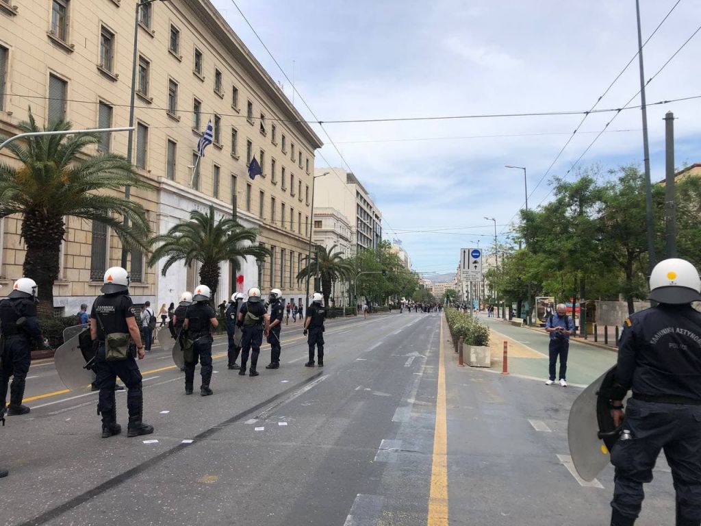 Ένταση στα Προπύλαια μετά τη λήξη της πορείας – Διαδηλωτές έριξαν μολότοφ και γκαζάκι