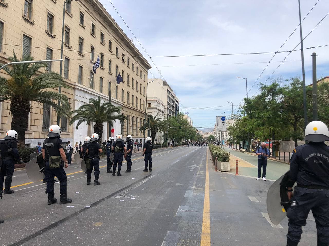 Ένταση στα Προπύλαια μετά τη λήξη της πορείας - Διαδηλωτές έριξαν μολότοφ και γκαζάκι