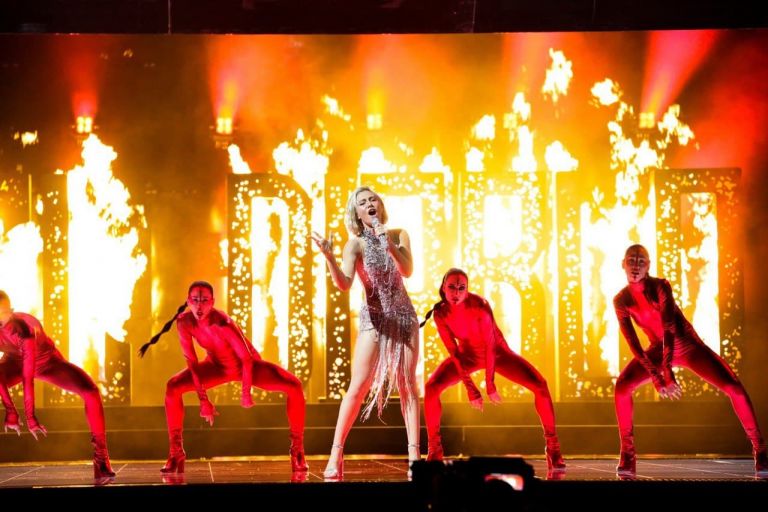 Η Έλενα Τσαγκρινού έβαλε «φωτιά» στη σκηνή της Eurovision με δημιουργία Celia Kritharioti