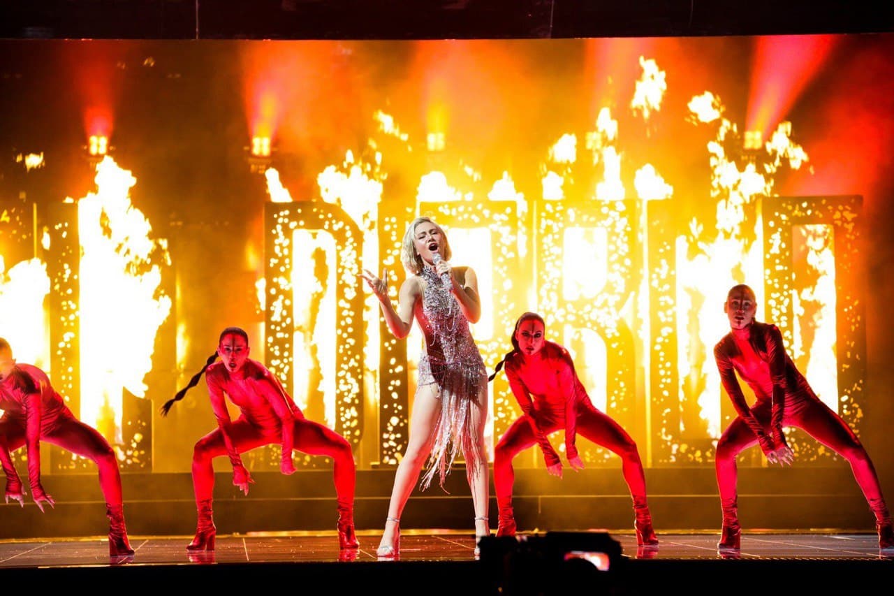 Η Έλενα Τσαγκρινού έβαλε «φωτιά» στη σκηνή της Eurovision με δημιουργία Celia Kritharioti