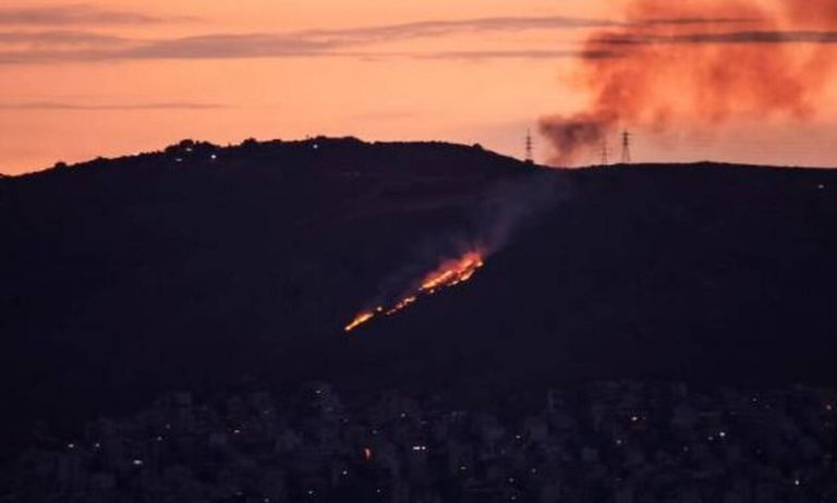Νίκαια: Υπό μερικό έλεγχο η πυρκαγιά – Σύλληψη νεαρού για εμπρησμό