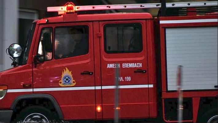 Μεγάλη φωτιά στο Μεσολόγγι: Καίγονται τέσσερα σπίτια – Έχουν απεγκλωβιστεί δύο άτομα