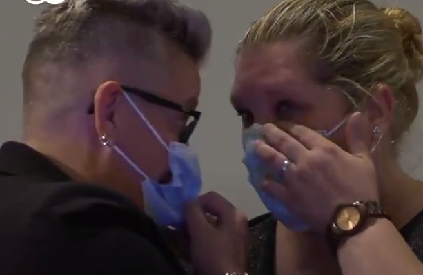 Καθολικοί ιερείς δίνουν την ευχή τους σε γκέι ζευγάρια – Δάκρυα χαράς και αγκαλιές