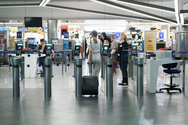 Πλήρη εμβολιασμο 14 ημέρες πριν την άφιξή τους ζητά η ΕΕ από ταξιδιώτες τρίτων χωρών