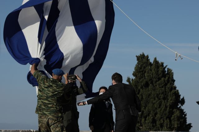 Ο Μαργαρίτης Σχοινάς προστάτευσε την ΠτΔ που κινδύνευσε από την… ελληνική σημαία