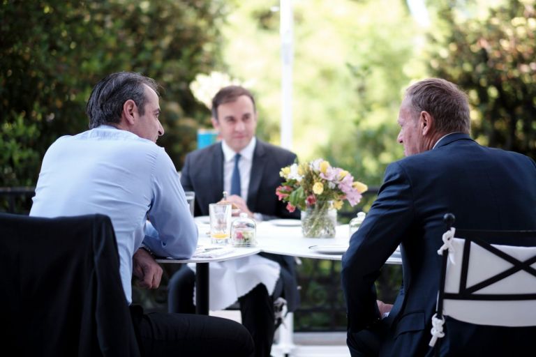 Εύσημα Τουσκ σε Μητσοτάκη για τη διαχείριση της πανδημίας