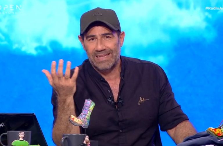 Ράδιο Αρβύλα: Απίθανα σχόλια για την υποδοχή του Τζέιμς στη Ρόδο – «Είναι ο νέος Ανδρέας Παπανδρέου»