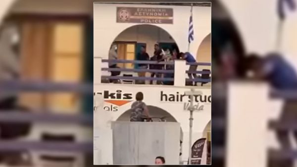 Πάρος: Ρομά ξυλοκόπησαν και πέταξαν καρέκλες σε αστυνομικούς