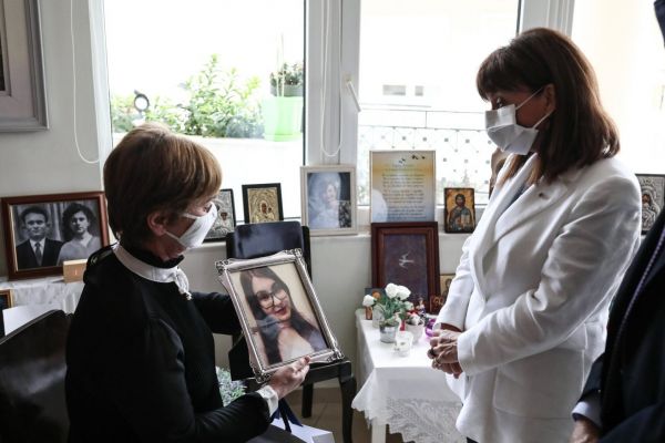 Σακελλαροπούλου: Συναντήθηκε με τους γονείς της Ελένης Τοπαλούδη στο Διδυμότειχο