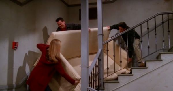 Η IKEA «τρολάρει» επικά «Τα Φιλαράκια» και το viral «PIVOT» του Ρος