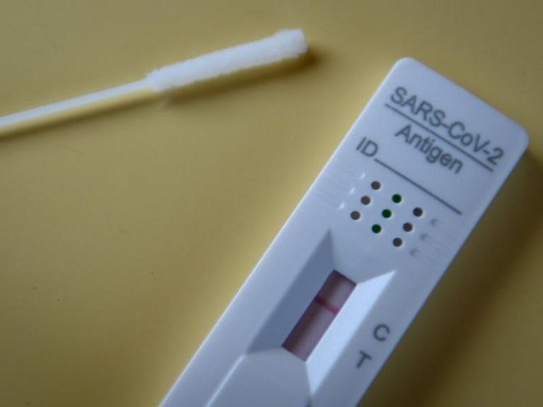 Self test: Τέλος η δωρεάν διάθεση για μαθητές έως το πρωί της Δευτέρας – «Πανικός» στους γονείς