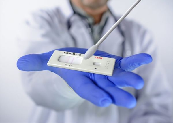 Self test: Στις 10 Μαΐου η δωρεάν προμήθεια τεστ για εργαζόμενους σε λιανεμπόριο, εστίαση και άλλους 6 κλάδους