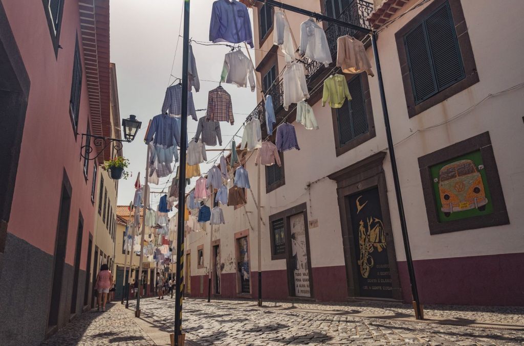 Πορτογαλία: Βρέθηκε μόνη της στη βρετανική «πράσινη λίστα» και οι τουρίστες κάνουν ουρά