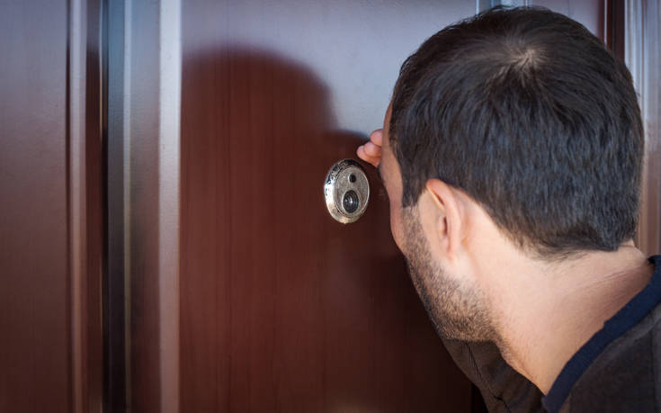 Προσοχή! Τι πρέπει να κάνετε με το ματάκι της πόρτας όταν φεύγετε ταξίδι