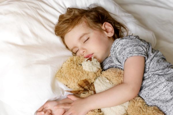 Πώς θα μάθουμε στο παιδί να κοιμάται στο δωμάτιό του;