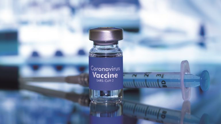 Εμβόλια: Θα συνεχίσουν να είναι αποτελεσματικά έναντι των νέων μεταλλάξεων; Τι δείχνουν τα τελευταία δεδομένα