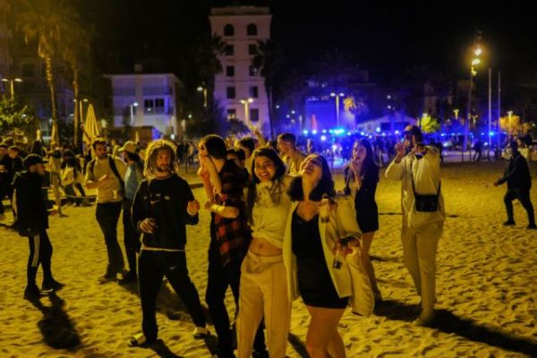 Ισπανία: Πάρτι στους δρόμους μετά την άρση περιορισμών – Επενέβη η αστυνομία