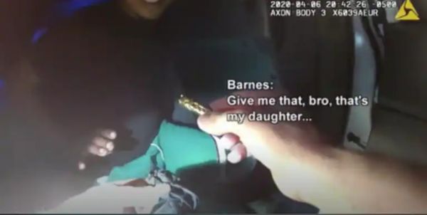 ΗΠΑ: Αστυνομικοί είπαν σε άνδρα ότι μεταφέρει ναρκωτικά – Το κουτί περιείχε τις στάχτες της κόρης του