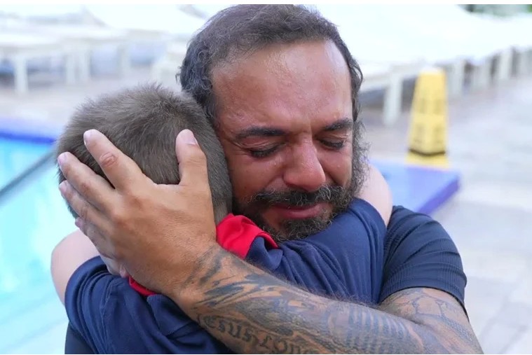 Survivor: Συγκίνηση για τον Τριαντάφυλλο – «Είδε» τον γιο του στο πρόσωπο του Δημητράκη