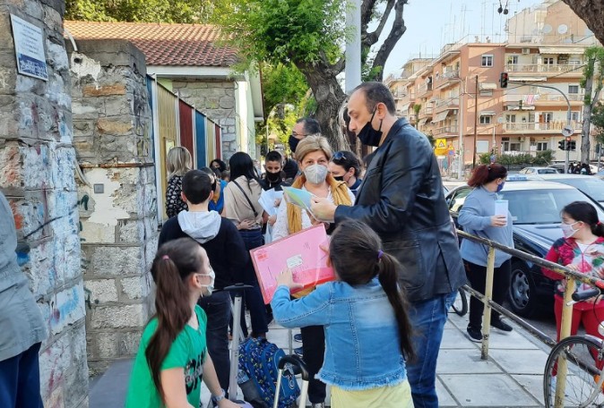 Σχολεία: Με μάσκες και τα αποτελέσματα του self test στο χέρι επέστρεψαν οι μαθητές στα θρανία
