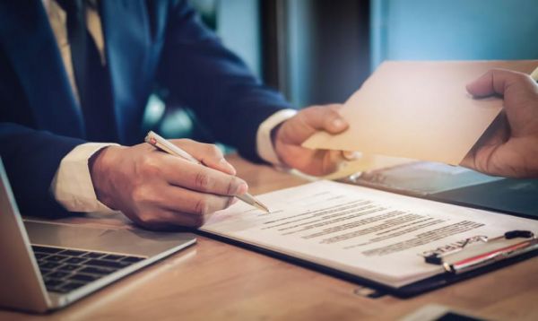 Αποκάλυψη MEGA: Έρχεται μείωση της αποζημίωσης απόλυσης – Μείωση έως και 10%