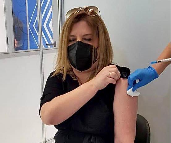 Εμβολιάστηκε η Υφ. Εργασίας Μαρία Συρεγγέλα με AstraZeneca
