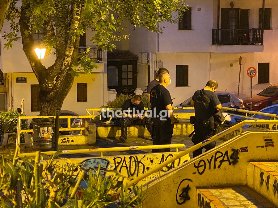 Θεσσαλονίκη: Αστυνομία σε πλατείες για να… σταματήσουν τα κορονοπάρτι