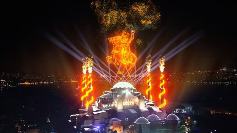 Άλωση της Κωσταντινούπολης: Το κιτς και προσβλητικό σόου του Ερντογάν με φόντο την Αγιά Σοφιά