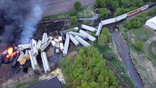 ΗΠΑ: Εκτροχιάστηκε τρένο με επικίνδυνα υλικά – Τυλίχθηκε στις φλόγες