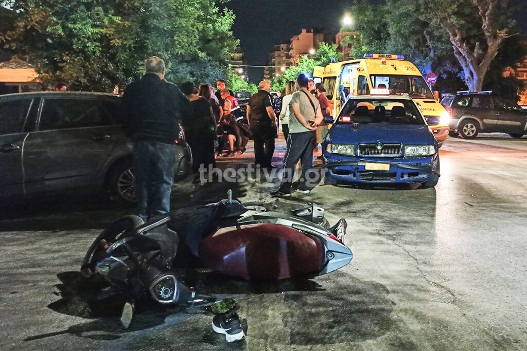 Ταξί παρέσυρε μηχανάκι με νεαρούς στη Θεσσαλονίκη