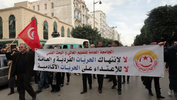 Το πολιτικό χάος της Τυνησίας απειλεί τη συμφωνία με το ΔΝΤ και τη χώρα με οικονομική κατάρρευση