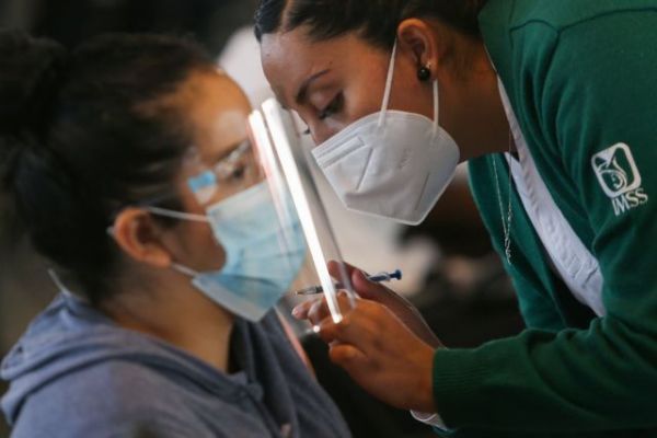 Κοροναϊός: Οι φαρμακοβιομηχανίες καλούν τις χώρες να μοιραστούν δίκαια τα εμβόλια