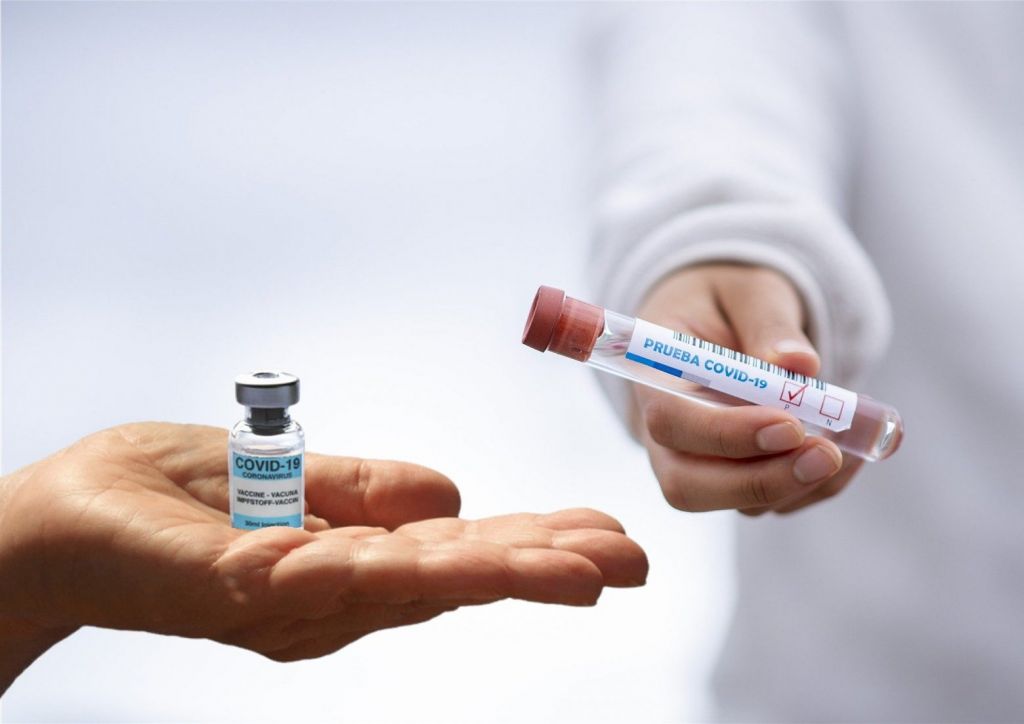 Novavax: Μελετά εμβόλιο συνδυασμού κοροναϊού και γρίπης – Επέκταση του εμβολίου σε εφήβους