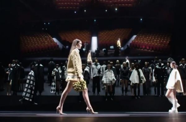 O οίκος Valentino λέει «όχι» στη γούνα