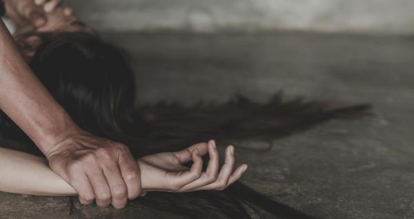 Θήβα: Σοκ από την καταγγελία γυναίκας – «Μπήκε μέσα στο σπίτι και με βίασε»