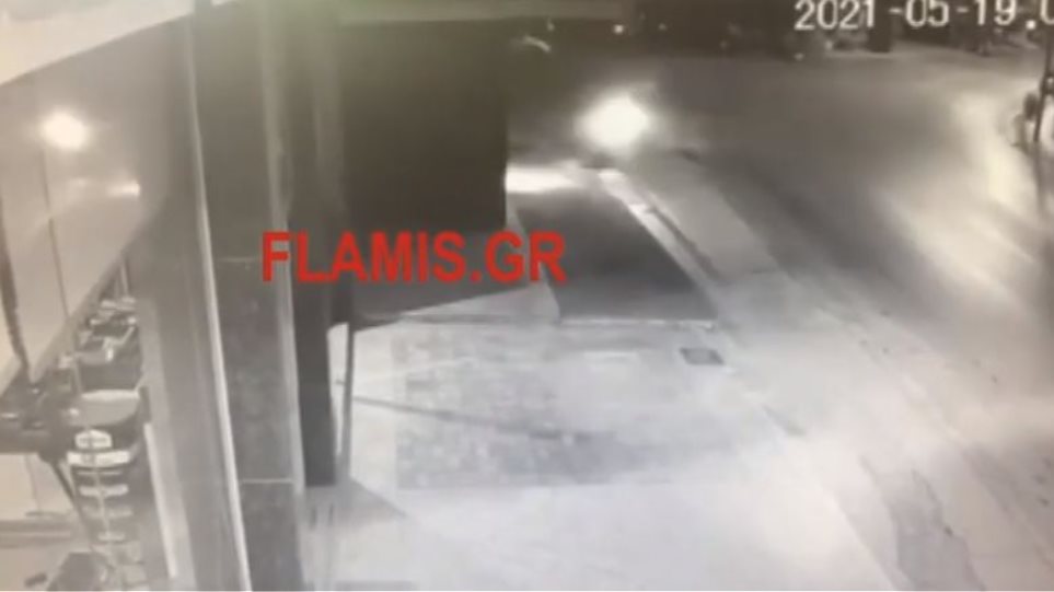 Πάτρα: Σοκαριστικό βίντεο - Η στιγμή που 33χρονος «καρφώνεται» με τη μηχανή του σε κατάστημα