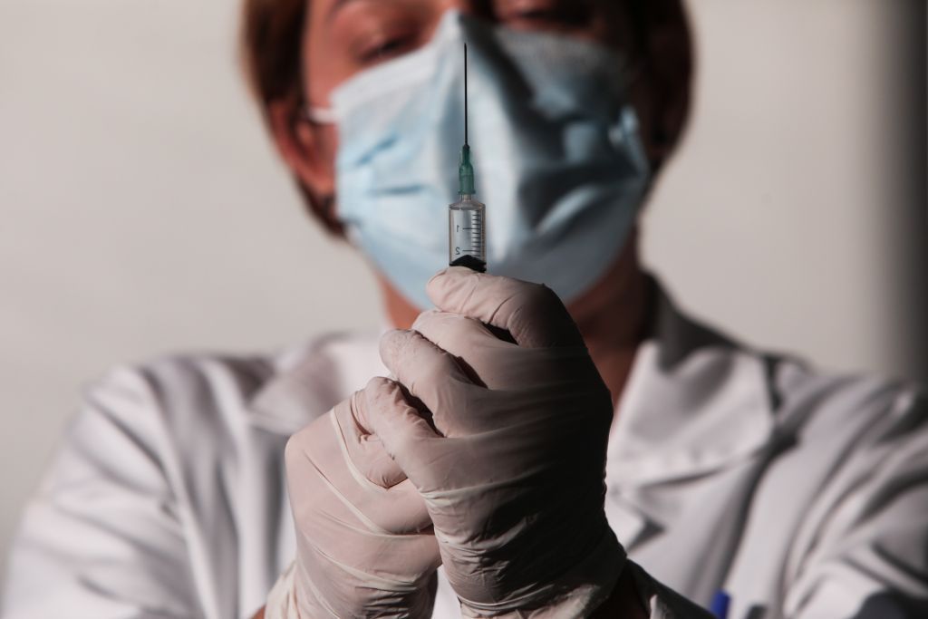 Θωμαΐδης: Τι θα πρέπει να προσέξουν όσοι εμβολιάστηκαν τον Ιανουάριο – Πότε πέφτουν τα κρούσματα
