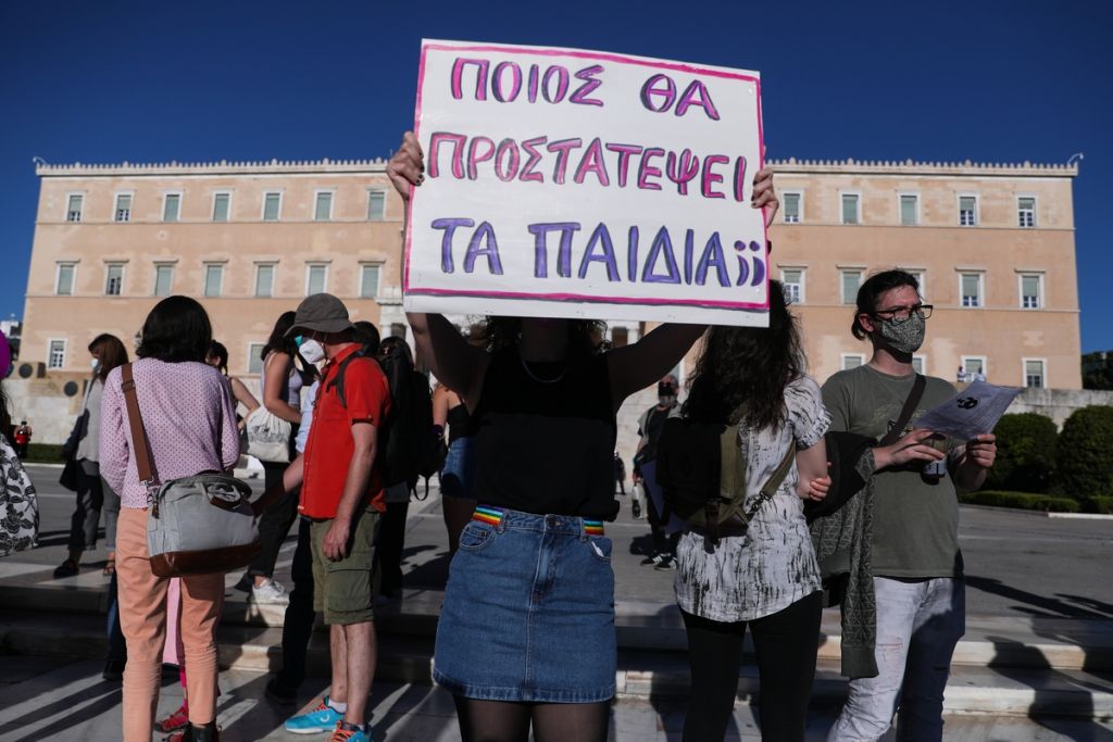 Συνεπιμέλεια: Στη Βουλή σήμερα το νομοσχέδιο εν μέσω αντιδράσεων – «Παραβιάζει τη Σύμβαση της Κωνσταντινούπολης»