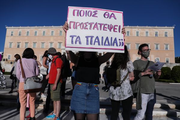 Συνεπιμέλεια: Στη Βουλή σήμερα το νομοσχέδιο εν μέσω αντιδράσεων – «Παραβιάζει τη Σύμβαση της Κωνσταντινούπολης»